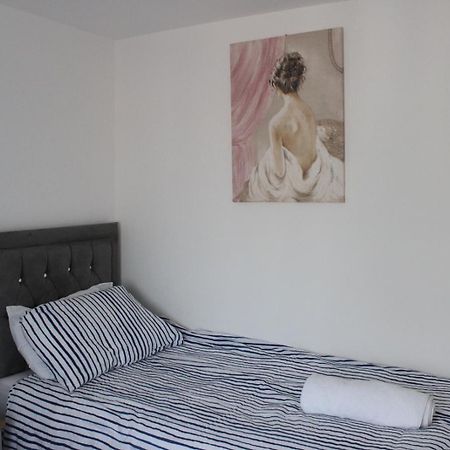 Exquisite And Modern 2 Bed Maisonette Harmondsworth Екстериор снимка