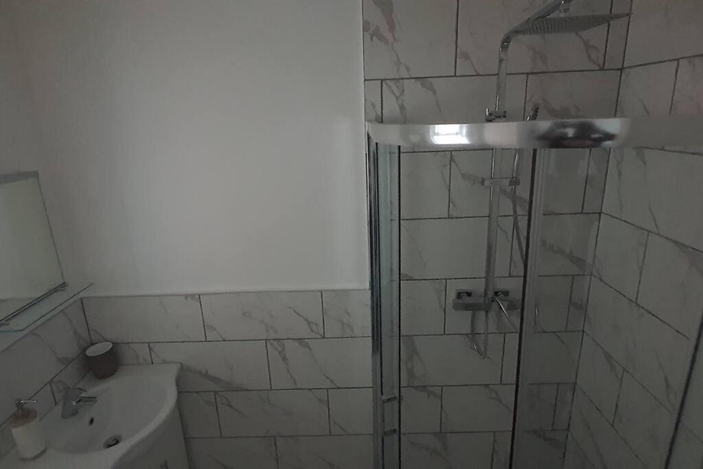 Exquisite And Modern 2 Bed Maisonette Harmondsworth Екстериор снимка
