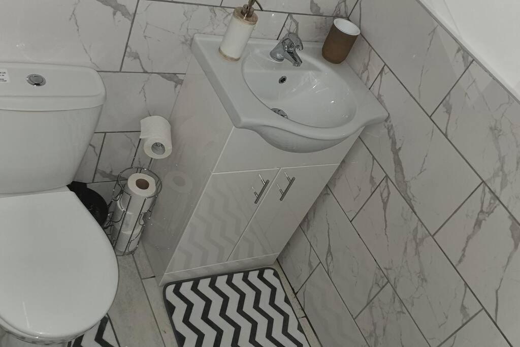 Exquisite And Modern 2 Bed Maisonette Harmondsworth Екстериор снимка