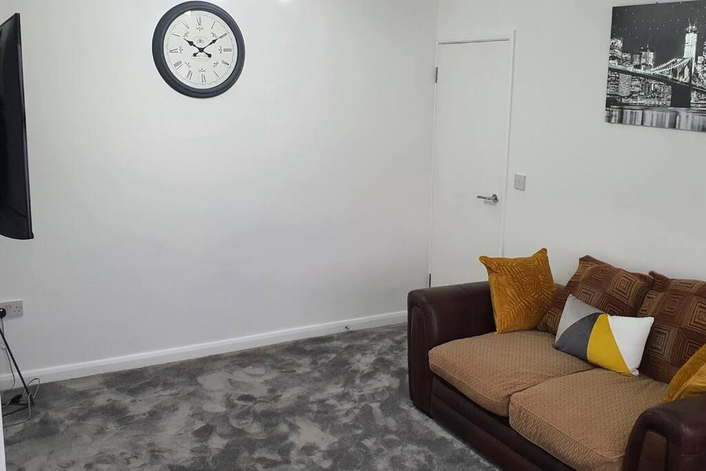 Exquisite And Modern 2 Bed Maisonette Harmondsworth Екстериор снимка
